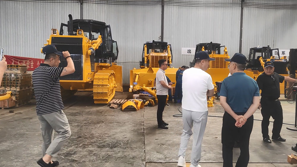 Domestic Chinese Clients Visit Factory & Purchase SD46 Bulldozers and SH220 Excavators