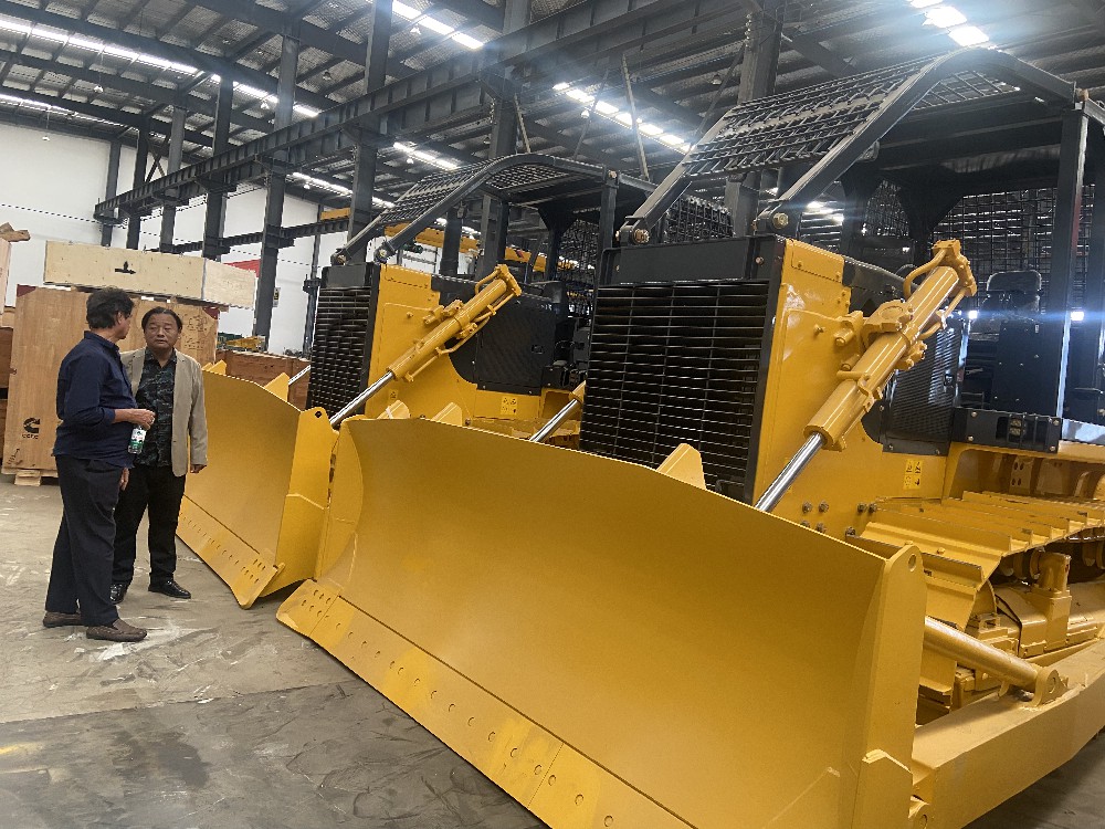Bangladeshi Clients Visit Chinese Bulldozer Factory to Purchase SD22F Forest Edition 235HP Dozers