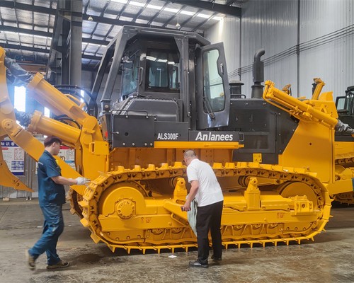 Machine Configuration Differences Between Port Bulk Material Dozing and Mine Overburden Stripping