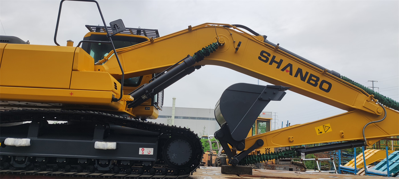 20-Ton Crawler Excavator in Large-Scale Earthwork Excavation and Loading Operations