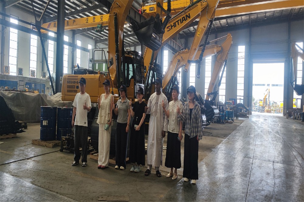 African clients visit the excavator factory to inspect domestic manufacturing capabilities firsthand.