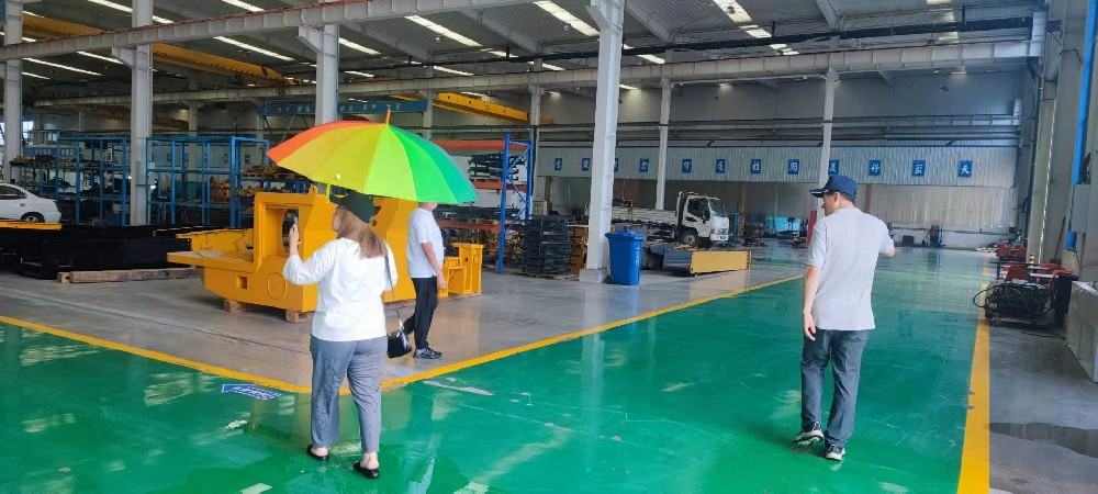 Uzbekistan brothers and sisters visit wheeled excavator factory and bulk purchase Central Asian infr